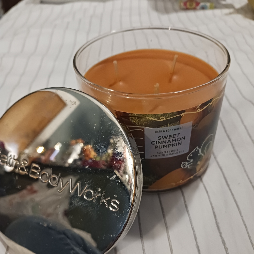 NWT! Bath & Body Works Sweet Cinnamon  Pumpkin 3 Wick Candle